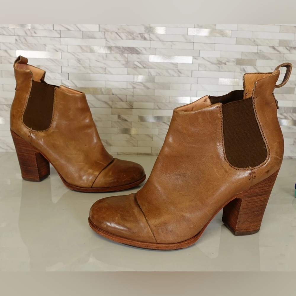 Belle by Sigerson Morrison booties Size 9.5 brown leather. Designed in Italy.